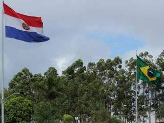 Bandeiras na fronteira entre Paraguai (à esquerda) e Brasil. (Foto: Marcos Maluf)