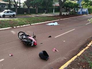 Motocicleta ficou completamente destruída com o impacto (Foto: Adilson Domingos)