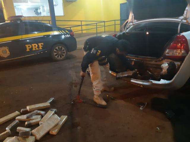Para pagar d&iacute;vida, homem aceita traficar droga em para-choque, mas &eacute; preso 