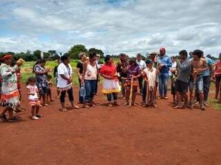 Comissão com representantes de mais de 30 entidades foi recebida por indígenas em área de confronto em Dourados (Foto: Divulgação/Cimi)