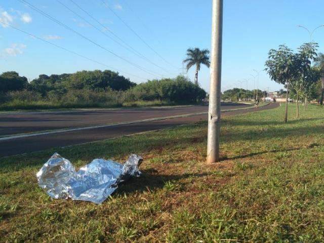 Motociclista morre ap&oacute;s bater em poste no canteiro de avenida