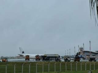 Aeronaves na pista do Aeroporto Internacional de Campo Grande; Infraero informa que voos não foram prejudicados (Foto: Henrique Kawaminami)