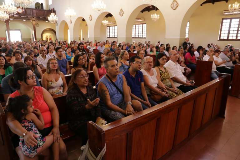 Fiéis lotaram santuário na tarde desta quarta. (Foto: Kísie Ainoã)