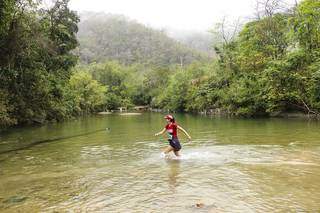Competidora encara o desafio de cruzar o rio Sucuri na terceira edição do Trail Run Serra da Bodoquena (Fotos: Messias Ferreira/Divulgação)