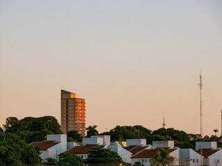 Dia amanhecendo em Campo Grande; vista do alto, na Avenida Ernesto Geisel (Foto: Henrique Kawaminami)