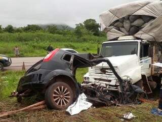 Acidente foi entre carro de passeio e caminhão carregado de carvão (Foto: Direto das Ruas) 