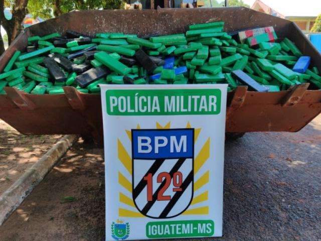 PM usa trator para carregar maconha encontrada em caminh&atilde;o roubado 