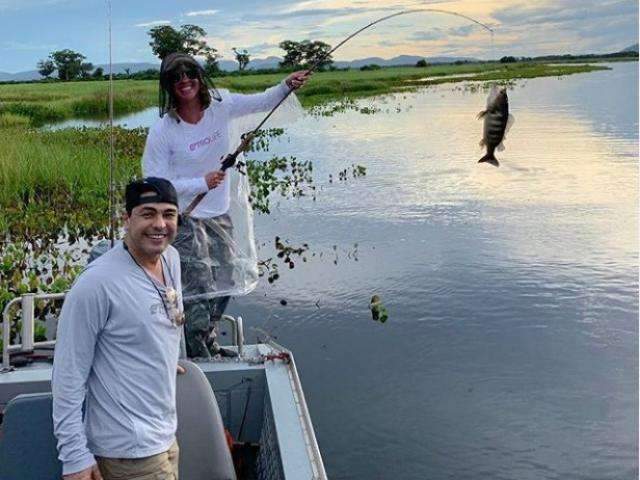 Zez&eacute; Di Camargo e Graciele repetem viagem ao Pantanal para &ldquo;descansar e namorar&rdquo;