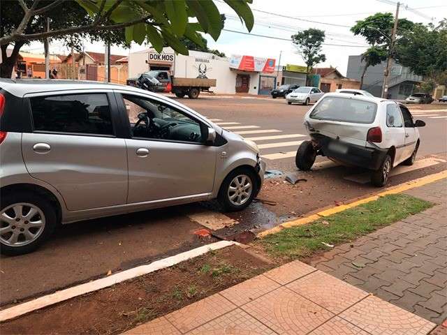 Acidente na rua Divis&atilde;o envolve tr&ecirc;s ve&iacute;culos e termina sem feridos na Capital