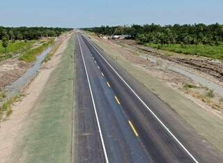 O asfalto corta o Chaco, região de ecoturismo e uma espécie de Pantanal paraguaio, que tem uma estação biológica como um de seus principais atrativos (Foto: Reprodução)