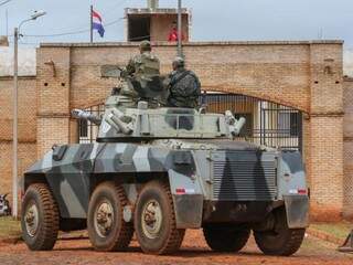 Tanque de guerra tem canhão apontado para muralha (Foto: Marcos Maluf)