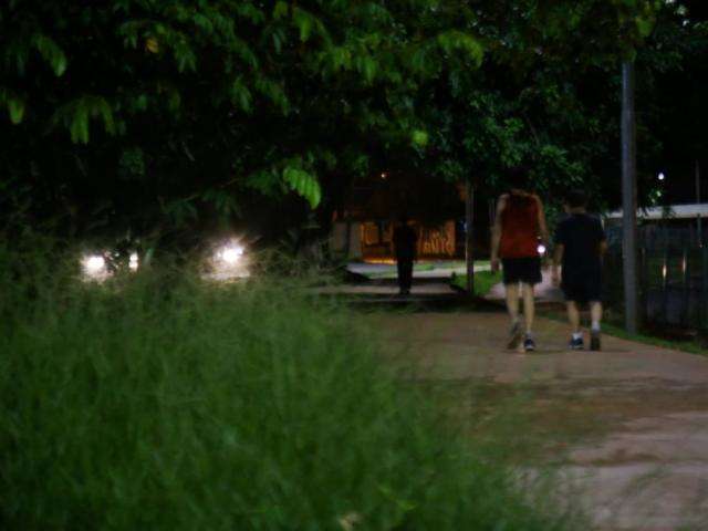 Escurid&atilde;o e mato na Orla Morena preocupam quem caminha pela regi&atilde;o
