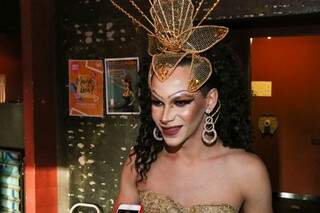 Rainha do bloco, a drag queen Aurora Blac Copacabana performou ao lado de Rafa Spears. (Foto: Henrique Kawaminami)