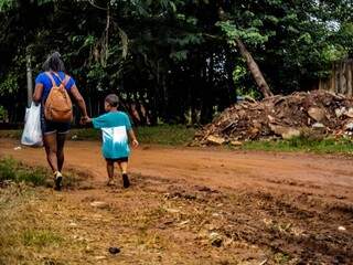 Rescaldo de chuva afetou bairro de mãe que carregava o filho pela mão. (Foto: Marcos Maluf)