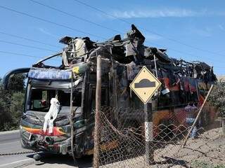 Ônibus ficou destruído após capotar e se chocar com minivans (Foto: Divulgação)