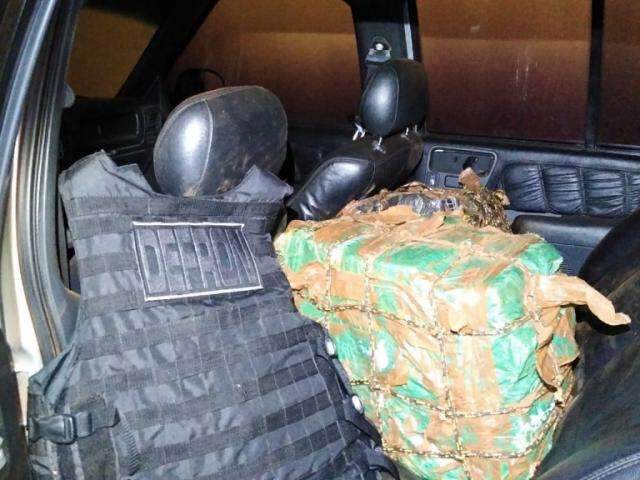 Pol&iacute;cia apreende 3 ve&iacute;culos e 437 quilos de maconha em resid&ecirc;ncia do tr&aacute;fico 