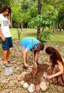 Atriz plantou árvore ao lado do jornalista Bosco Martins.