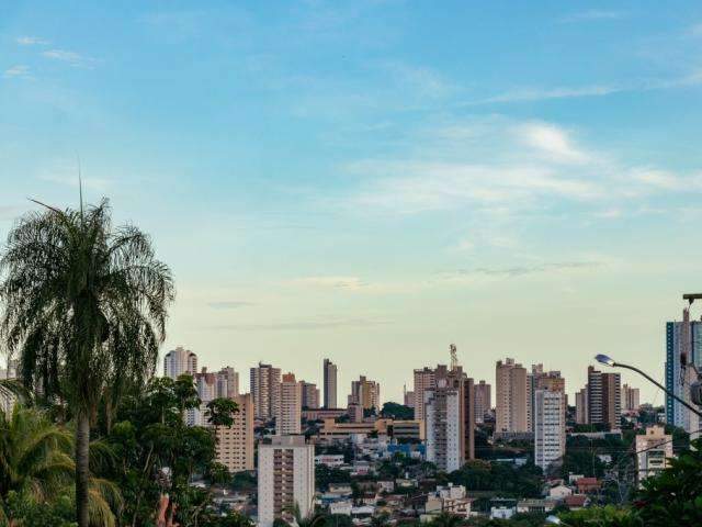 Ter&ccedil;a-feira ser&aacute; de c&eacute;u parcialmente nublado e chuva isolada em MS