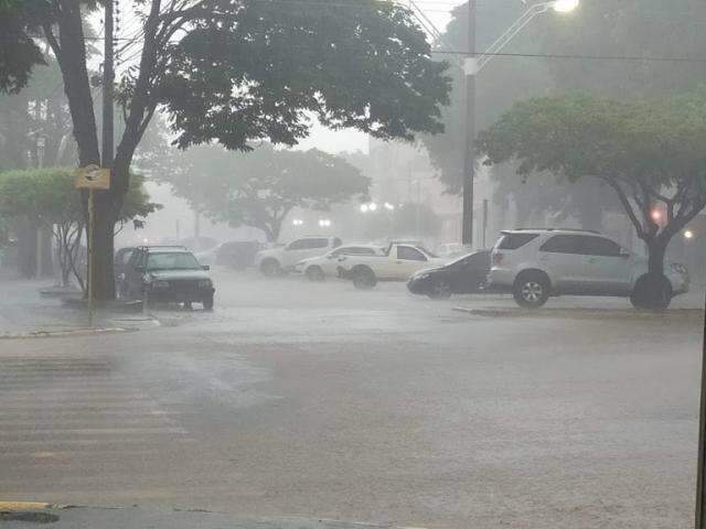 Chuva de 36 mil&iacute;metros em dez minutos alaga ruas do centro de Dourados