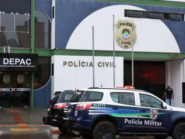 Mulher &eacute; presa pedindo carona com mala cheia de maconha na BR-262