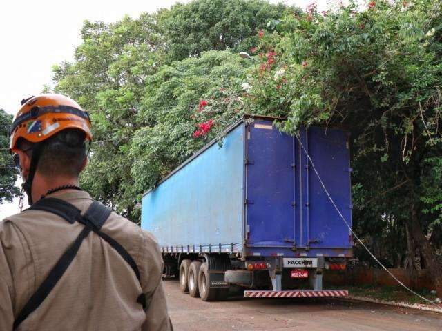 Rua &eacute; interditada  depois de caminh&atilde;o derrubar fia&ccedil;&atilde;o na Vila Bandeirantes 