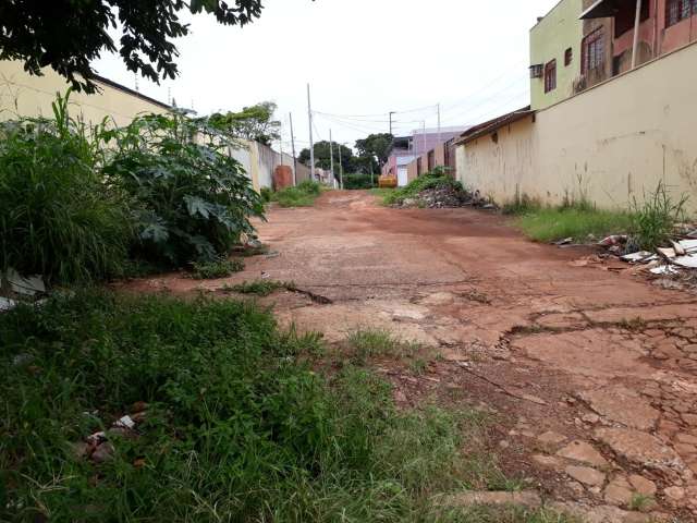Rua com obra inacabada preocupa moradores h&aacute; cinco anos