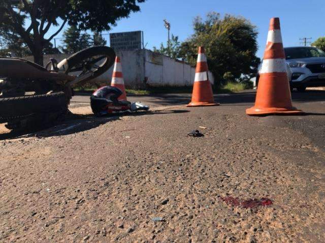 Sem documentos, motociclista invade preferencial e causa acidente