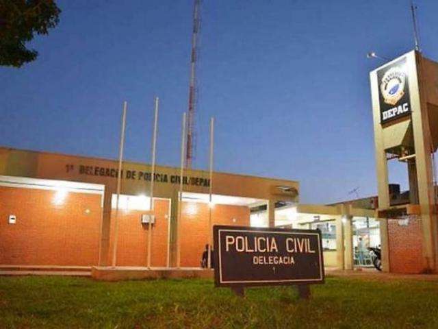 Bandido invade casa, tranca jovem em banheiro e foge com dinheiro e joias 