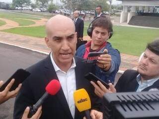 Ministro da Saúde do Paraguai Julio Mazzoleni em entrevista coletiva nesta manhã, em Asunción (Foto: ABC Color)