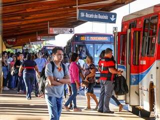 Movimentação no Terminal Guaicurus, um dos mais afetados (Foto: Henrique Kawaminami)