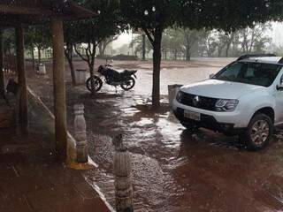 Chuva também caiu na região do distrito de Piraputanga, em Aquidauana (Foto: Direto das Ruas)