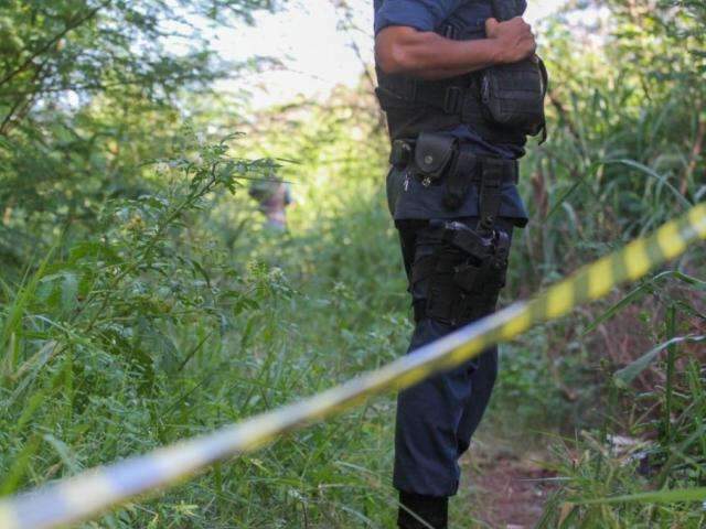 Homem &eacute; encontrado morto em terreno com sinais de espancamento