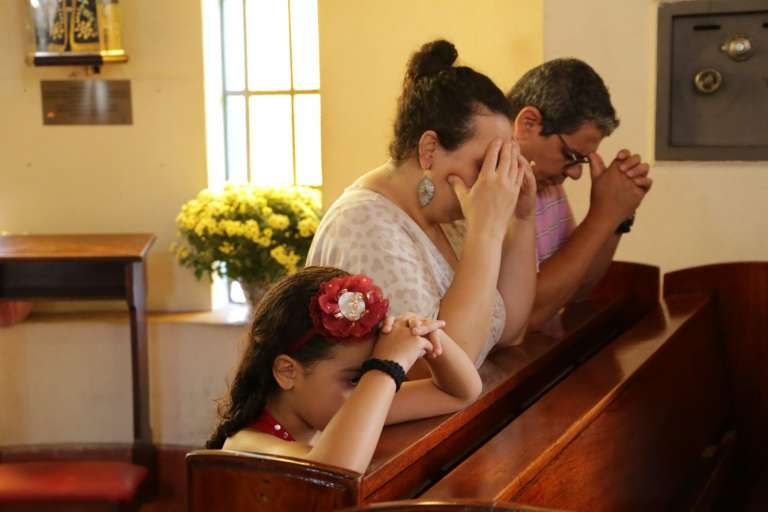 Famílias comparecem nas missas e novenas, que seguem até às 23h. (Foto: Kísie Ainoã)