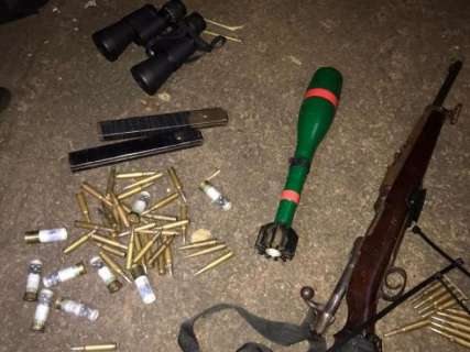 Durante sobrevoo, PM flagra homem com fuzil, 100 muni&ccedil;&otilde;es e explosivo