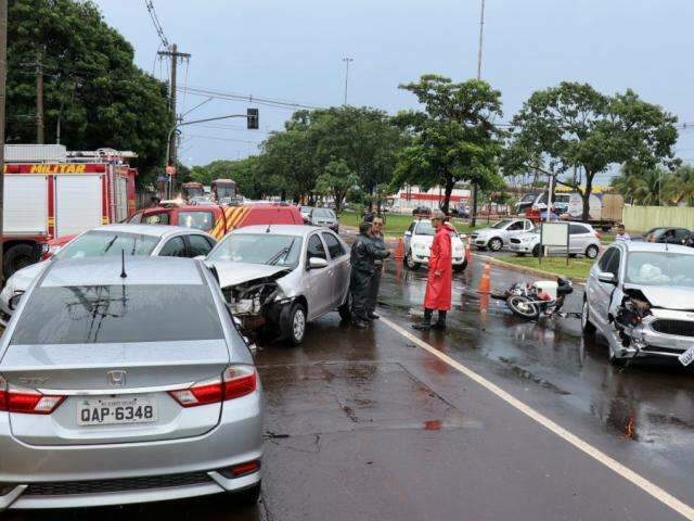 Motorista fura sinal e causa acidente com cinco veículos na Costa e Silva