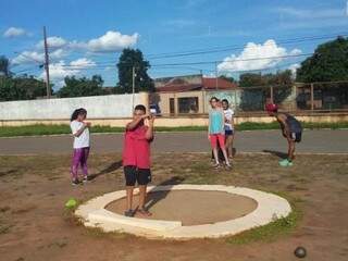 Atletismo é oferecido para participantes na Vila Nasser (Foto: PMCG/Divulgação)