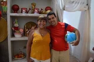 Etair Aparecida Vieira ao lado do filho, Nestor que ganhou uma bola na casa do Papai Noel (Foto: Alana Portela)