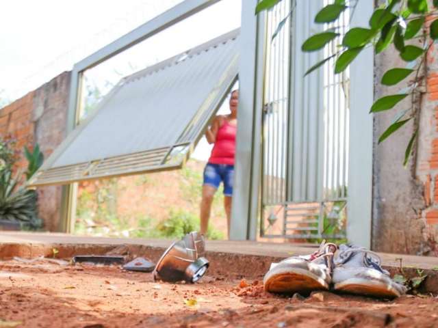 Homem morre ao bater moto em port&atilde;o de casa no Residencial B&uacute;zios