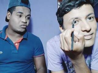 Marcelo e Maicon em um tutorial de como se maquiar para ir ao bar. (Foto: Reprodução/YouTube)