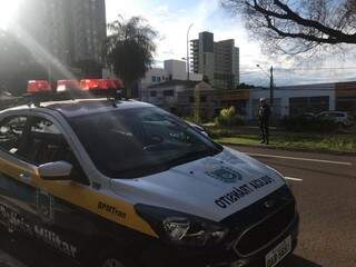 Policial de trânsito no canteiro central da Avenida Afonso Pena fiscaliza chegada de estudantes (Foto: Danielle Errobidarte)