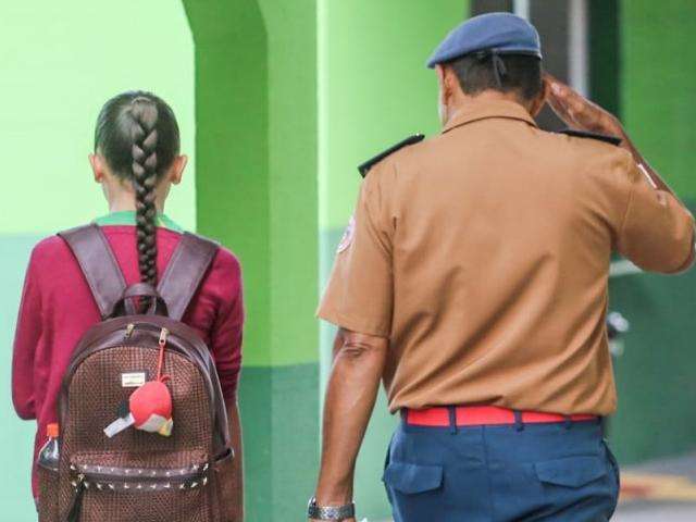 Em posi&ccedil;&atilde;o de sentido, 850 alunos inauguram escolas c&iacute;vico-militares