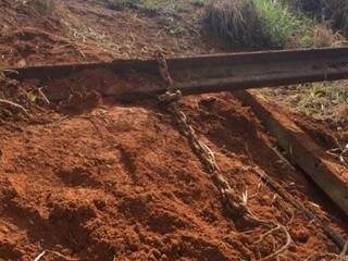 Trilhos retirados da ferrovia em Costa Rica (Foto: Divulgação PM)