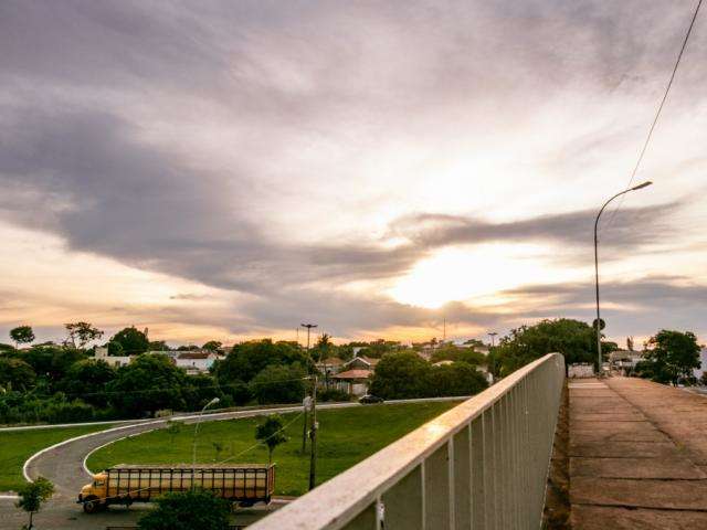 Inmet prev&ecirc; sexta-feira de temperaturas elevadas e chuva isolada em MS