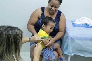 Aplicação das vacinas são obrigatórias e deve ser feita durante a infância (Foto: Arquivo/Kisie Ainoão)
