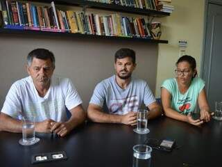 Familiares de guardas presos, Vítor, Roberson e Melry fizeram reclamações em visita ao Campo Grande News. (Foto: Ricardo Gael)