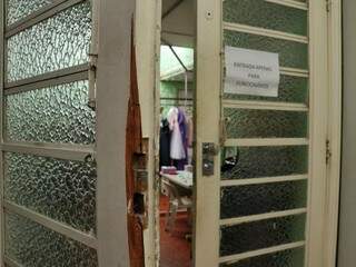 Ladr&atilde;o arromba loja de vestidos de noiva e &eacute; preso escondido no telhado