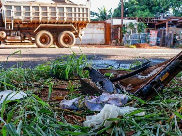 Carro bate em caminh&atilde;o estacionado e motorista fica gravemente ferido
