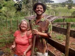 Dona Leisle, a sogra, e o genro querido, Renato, fazendo uma das coisas que ela mais gosta: plantar na chácara. (Foto: Arquivo Pessoal)