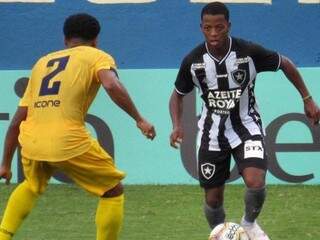 Atacante do Botafogo tenta passar pela marcação de lateral do Madureira (Foto: Botafogo/Divulgação)