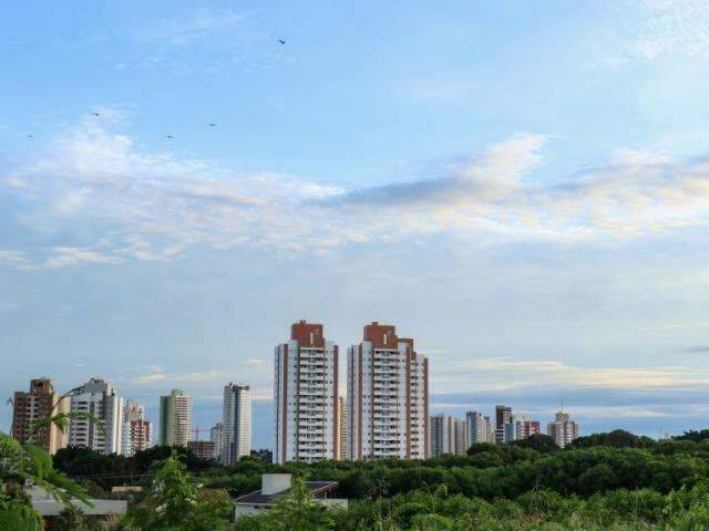 Quarta-feira ser&aacute; de predom&iacute;nio de calor e chuva isolada em MS